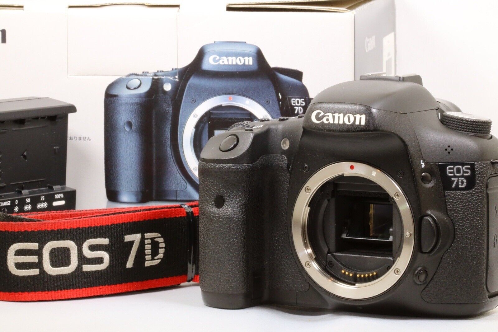 Canon EOS 7D 18.0MP Digital SLR Camera Body Strap Charger Battery Box Japan